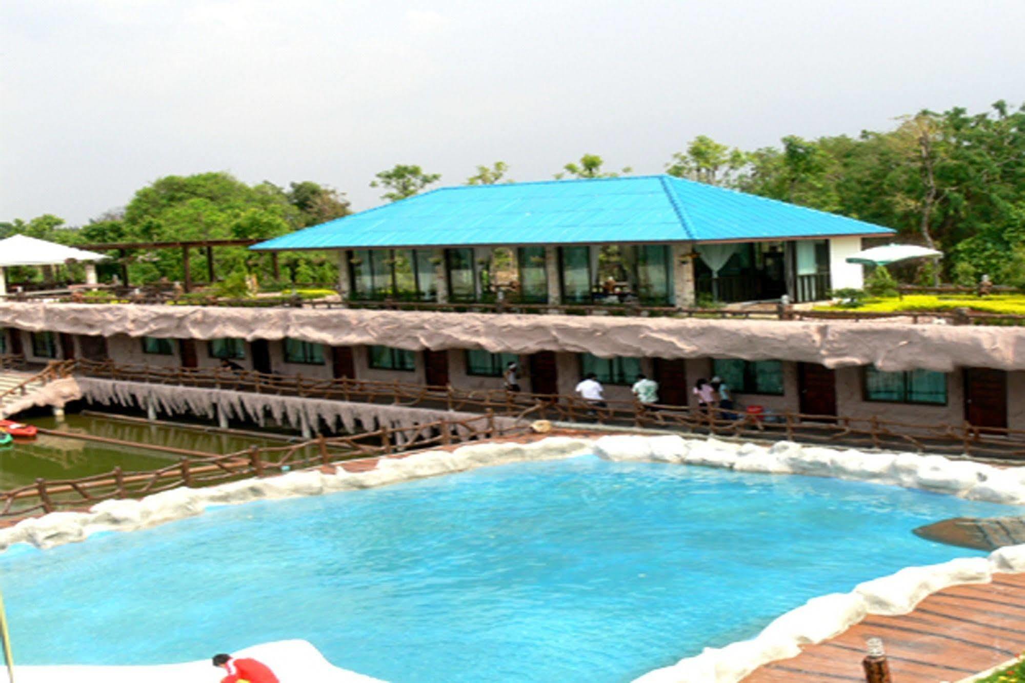 Nakhonratchasima Chart Trip Resort מראה חיצוני תמונה